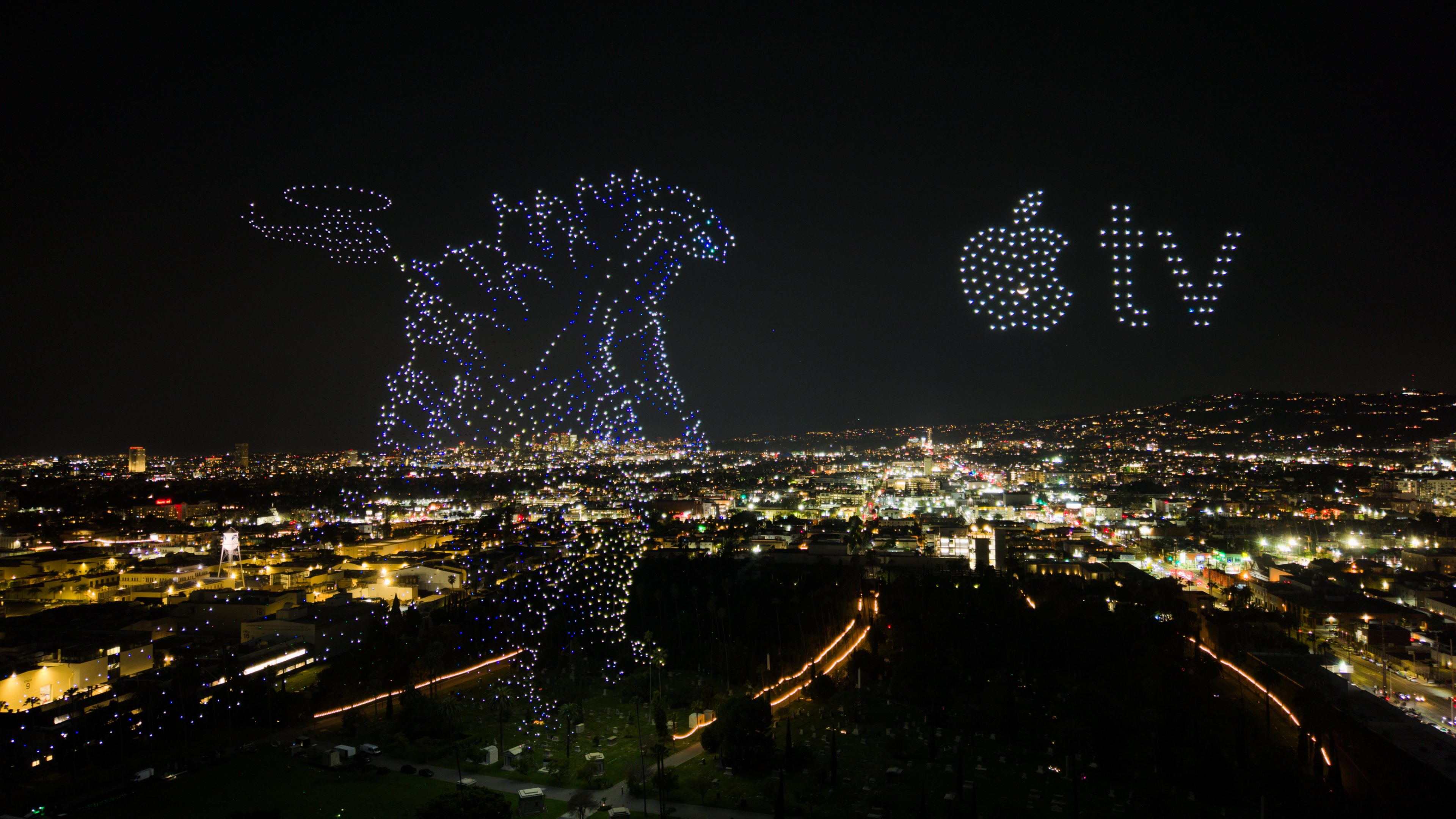 Zobacz jak Godzilla i Kong atakują Hollywood. Zjawiskowe show promuje drugi sezon Monarch